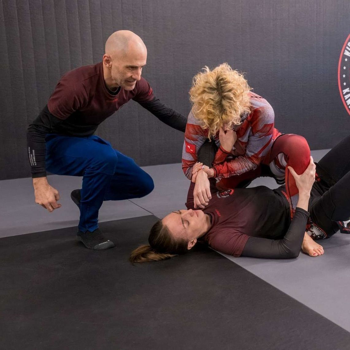 Ein Mann und eine Frau üben Jiu Jitsu auf einer Matte