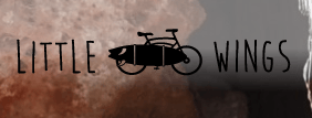 Logo affichant « Little Wings » avec une icône de vélo noir entre les mots sur un fond texturé.