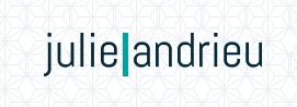 Logo Julie Andrieu en noir et turquoise sur un fond géométrique clair