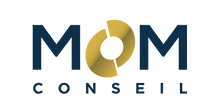 Logo MOM Conseil en bleu marine et or avec un « O » stylisé en or et le mot « CONSEIL » en dessous