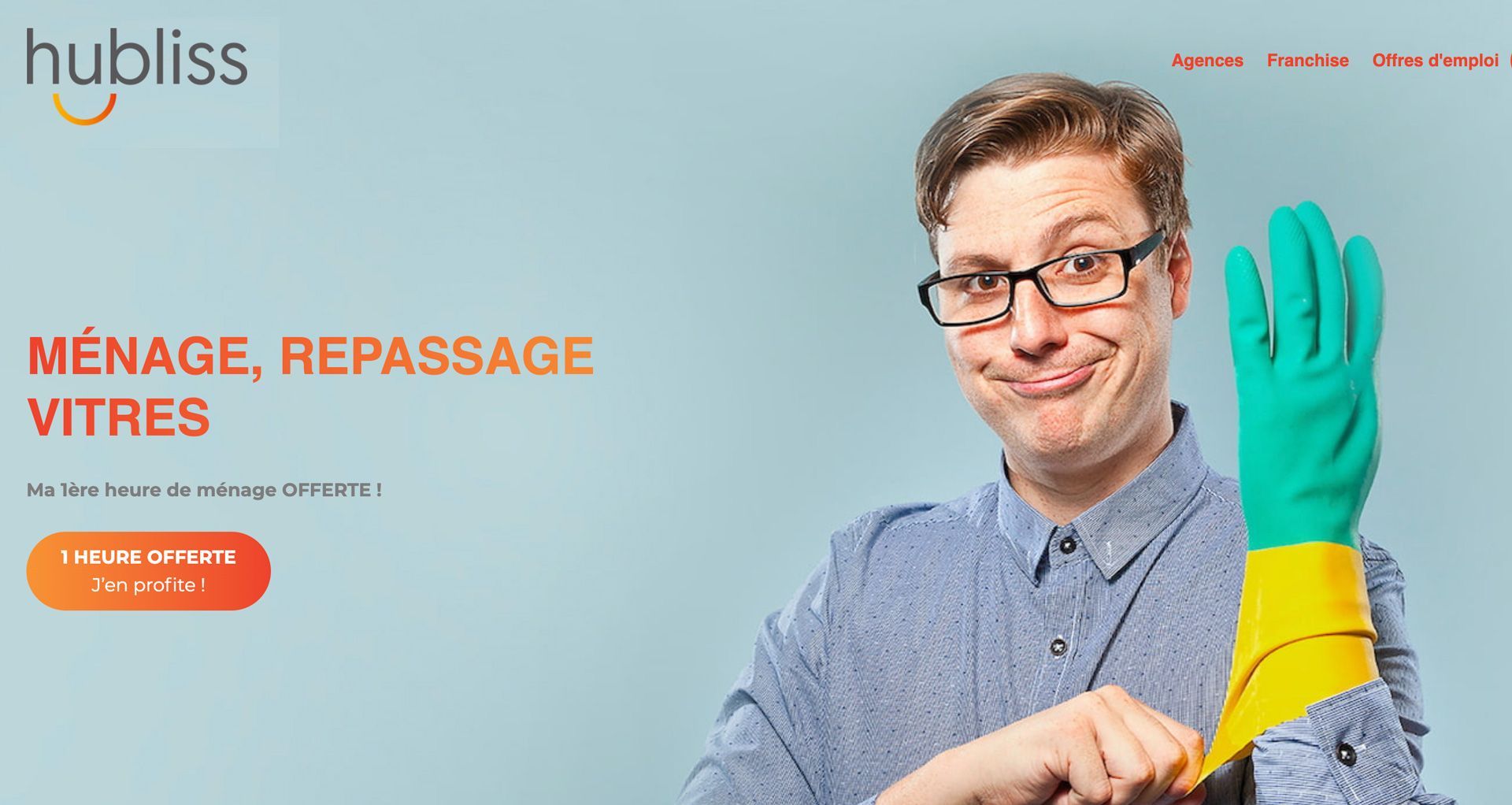 Un homme portant des lunettes et un gant en caoutchouc tient un gant de nettoyage.