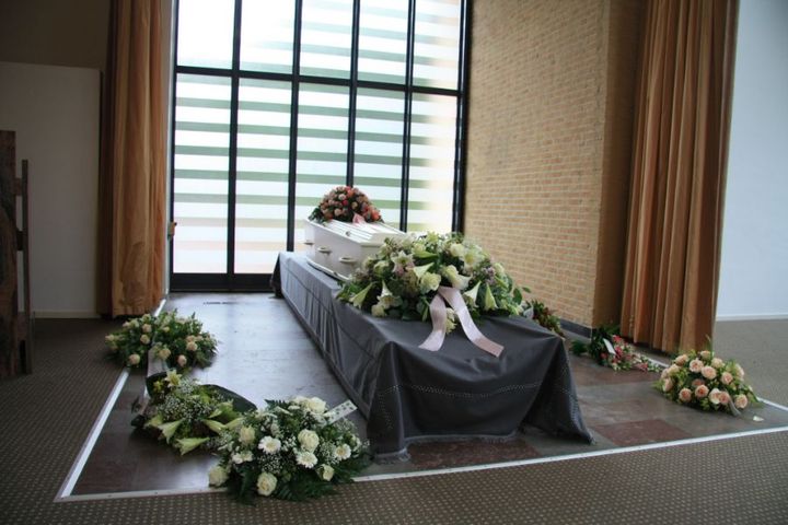 bara bianca con omaggi floreali