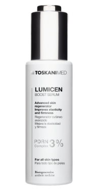 Weiße Hautpflegeflasche mit silbernem Verschluss und der Aufschrift „LUMICEN BOOST SERUM“ und „3%“ auf einfarbigem Hintergrund