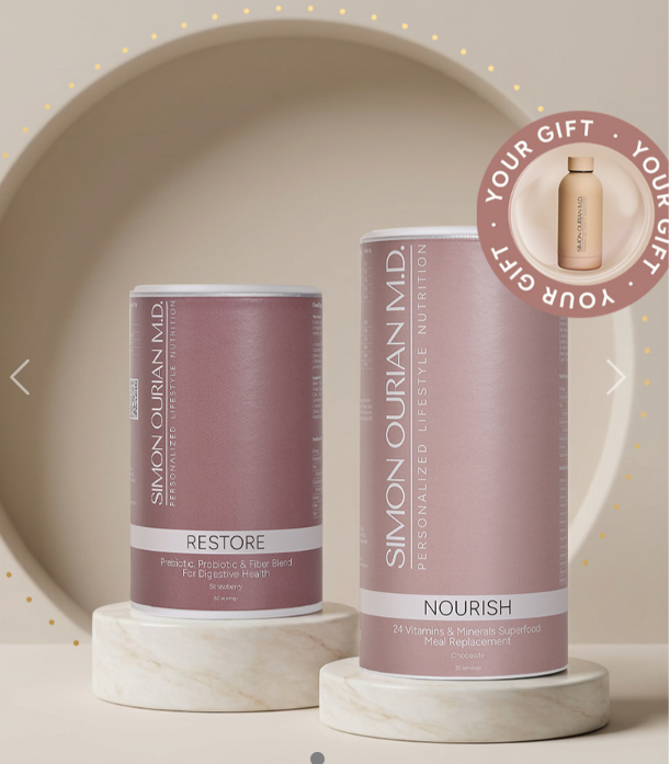 Zwei lilafarbene Hautpflegeflaschen auf Marmorständern, beschriftet mit Restore und Nourish, mit einem Geschenkanhänger.
