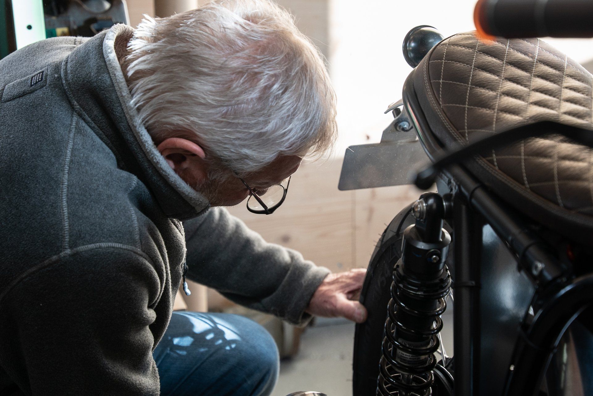 Christian Favre dans son atelier de motos