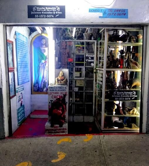 Una tienda con un cartel que dice "amuletos de la suerte"