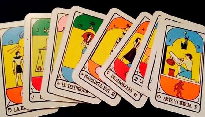 Un montón de cartas del tarot están apiladas una encima de la otra.