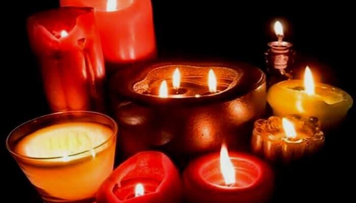 Sobre una mesa hay un grupo de velas encendidas.