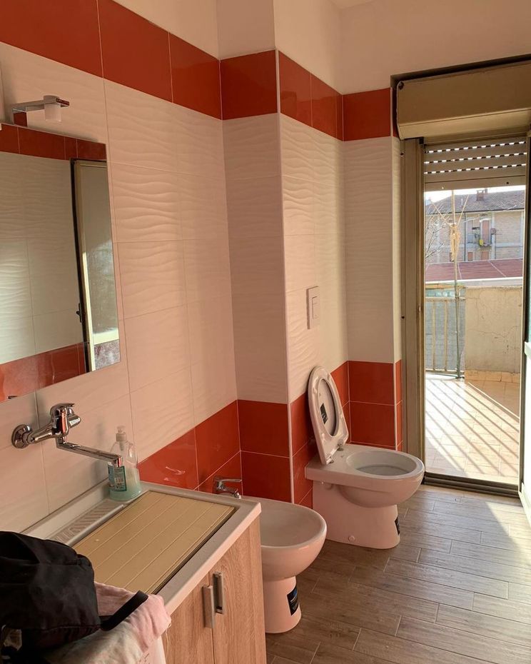 bagno con piastrelle