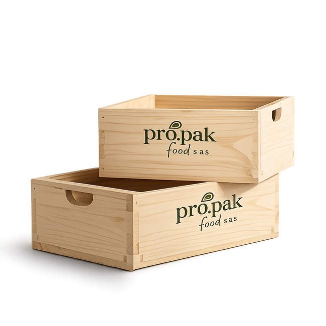 Due casse di legno chiaro impilate, con maniglie intagliate e stampa alimentare Propak nera su sfondo bianco.
