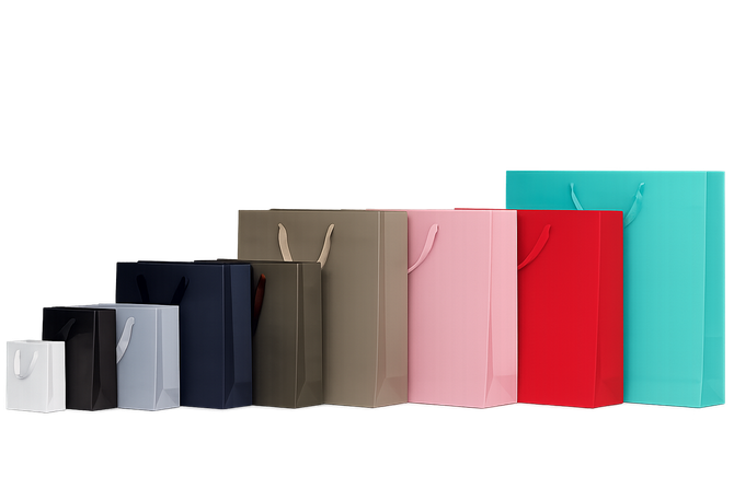 Una fila di sacchetti e scatole regalo colorati nei colori bianco, blu navy, grigio, rosa, rosso e turchese.