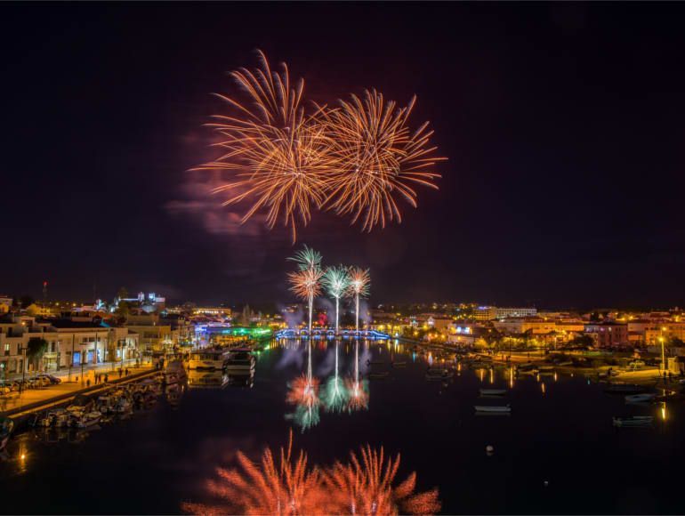 Vuurwerk wordt boven een watermassa afgestoken