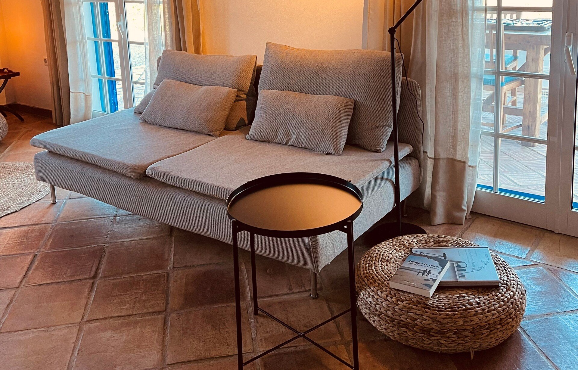 Ein Wohnzimmer mit Couch und Tisch