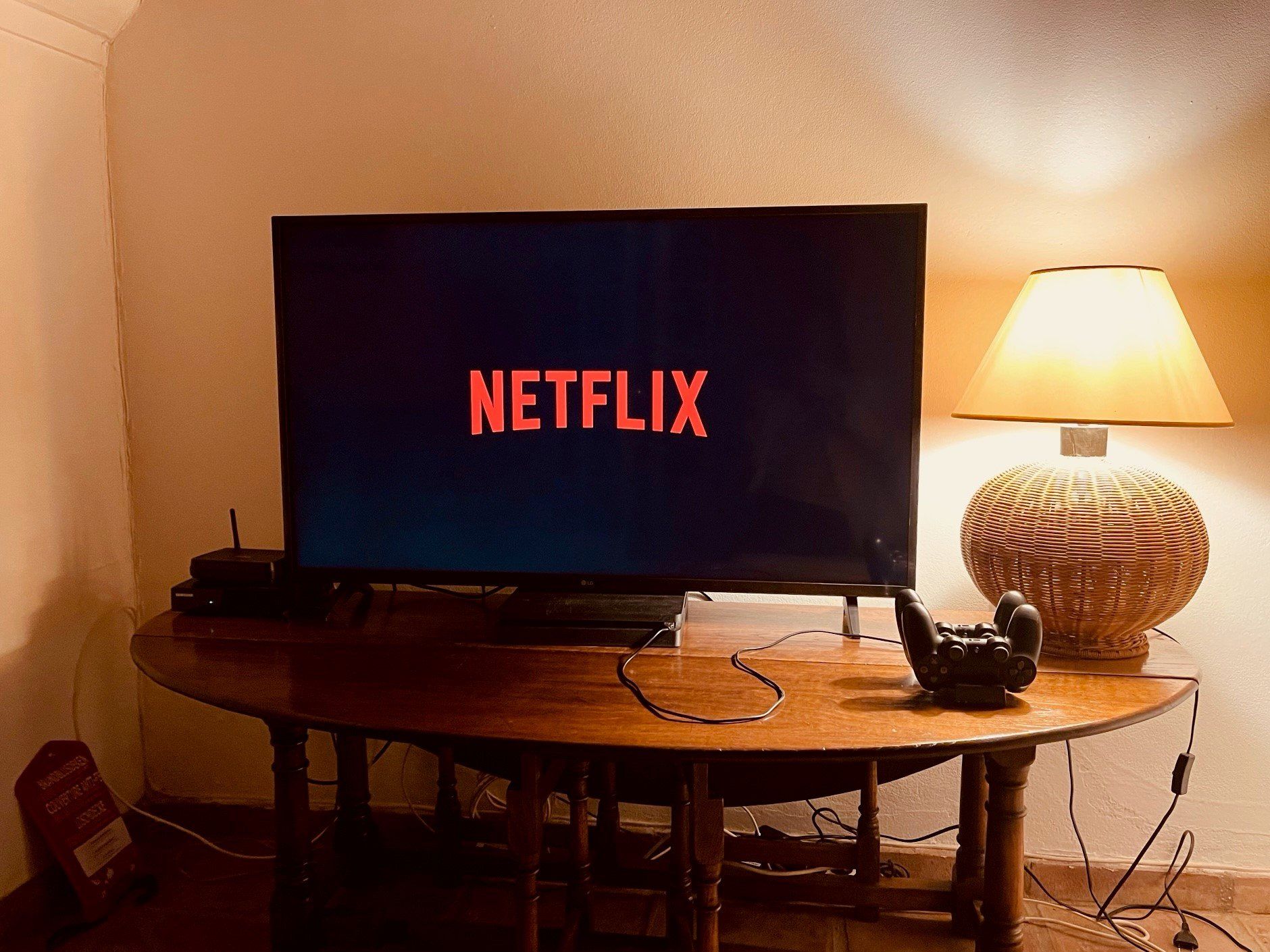 Auf einem Flachbildfernseher wird ein Netflix-Logo angezeigt