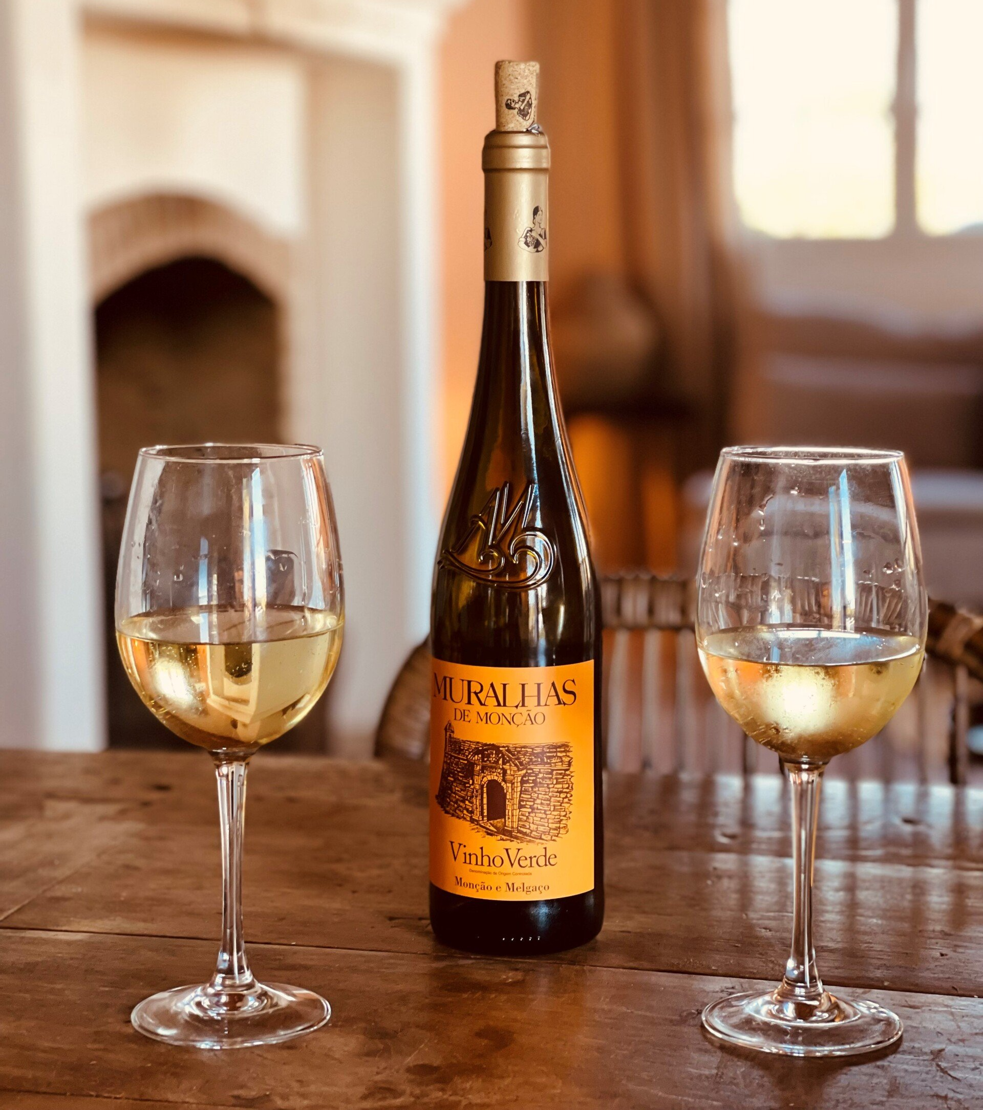 Zwei Gläser Wein und eine Flasche Wein auf einem Tisch
