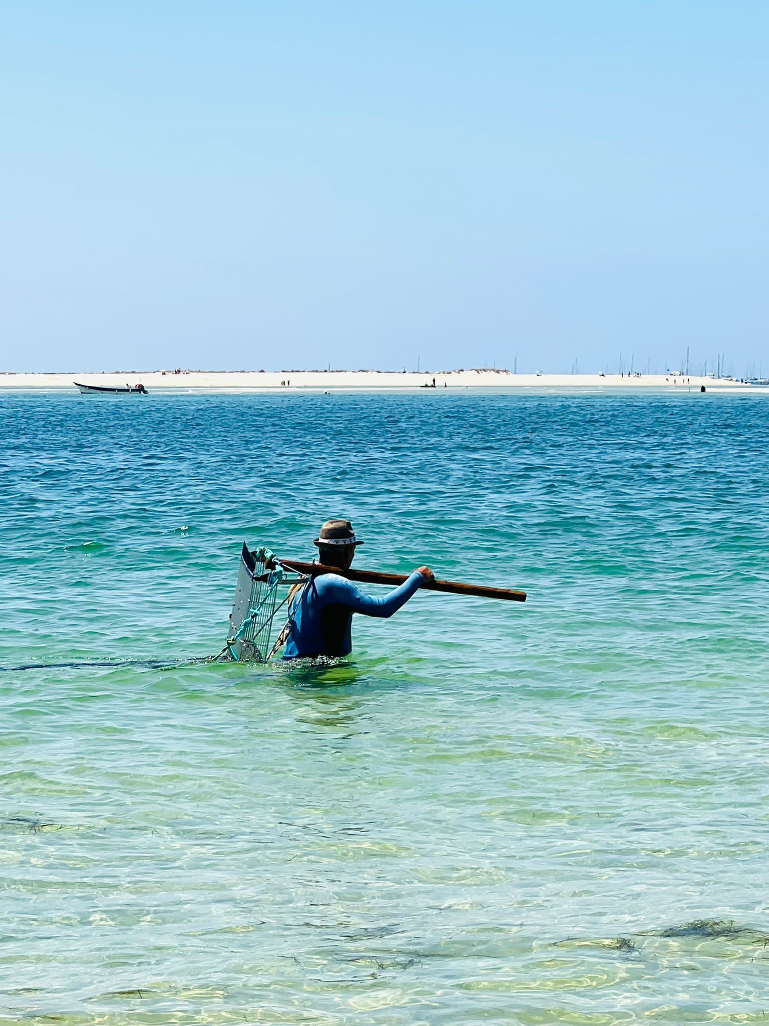 Um homem está pescando no oceano com uma rede