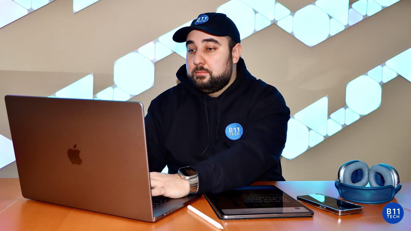 Jhonata from B11 Tech planning a technology project at a laptop