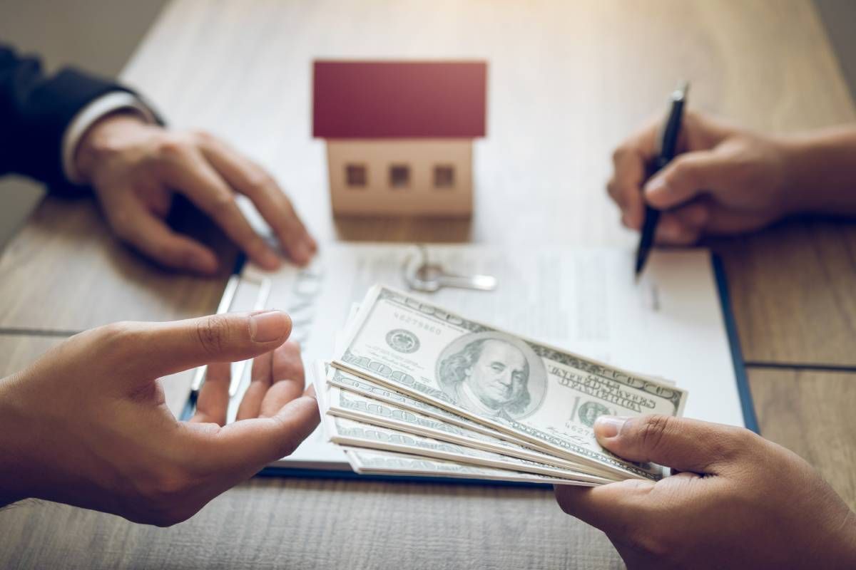 A home buyer exchanging cash with home owners near Lexington, Kentucky (KY)