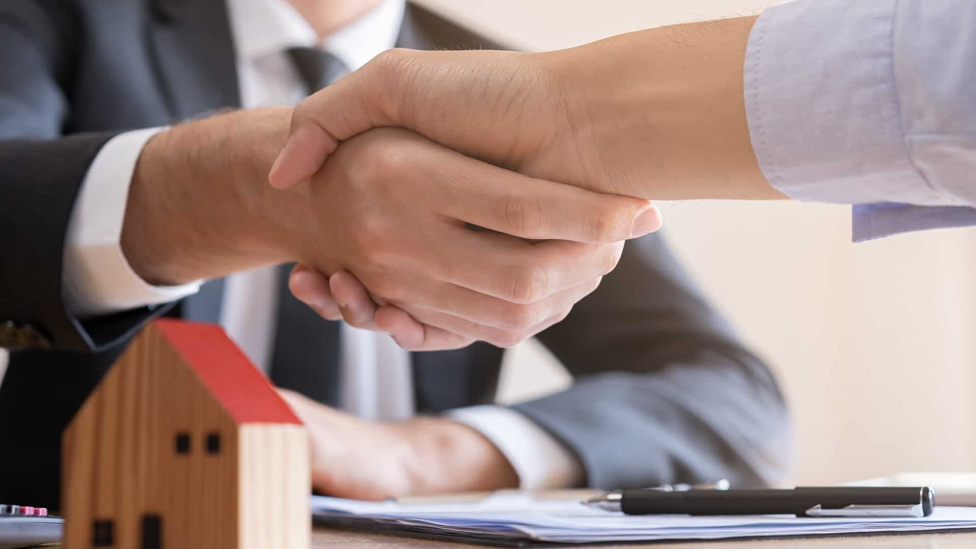 A home buyer shaking hands with a home seller near Lexington, Kentucky (KY)