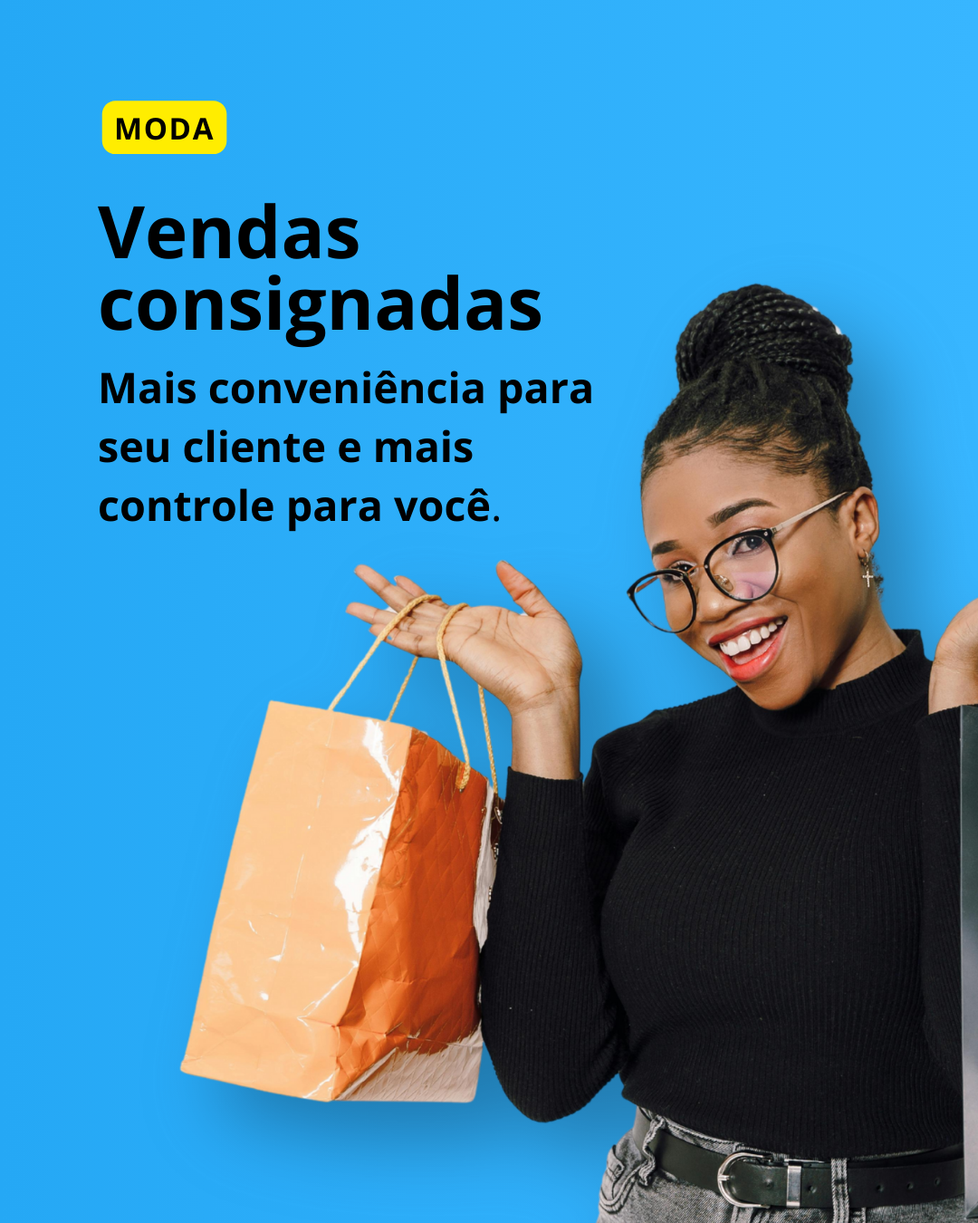 Mulher segurando uma sacola de compras, sorrindo, com as palavras "Vendas em consignação" em um fundo azul.
