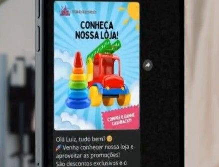 Anúncio de uma loja de brinquedos. Caminhão colorido e brinquedo empilhável, com o texto 