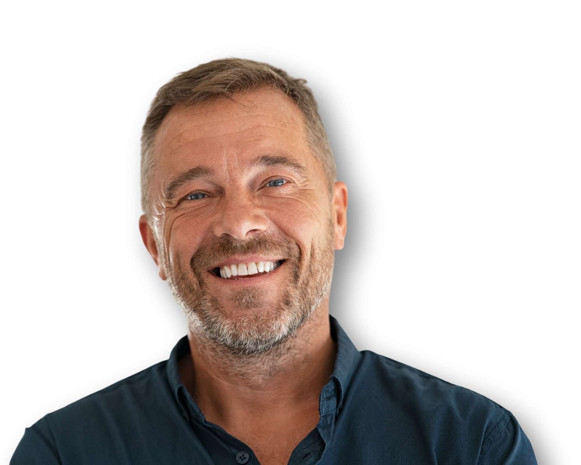 Homem de meia idade sorridente, com cabelos curtos e grisalhos, vestindo uma camisa azul escura, sobre um fundo branco.