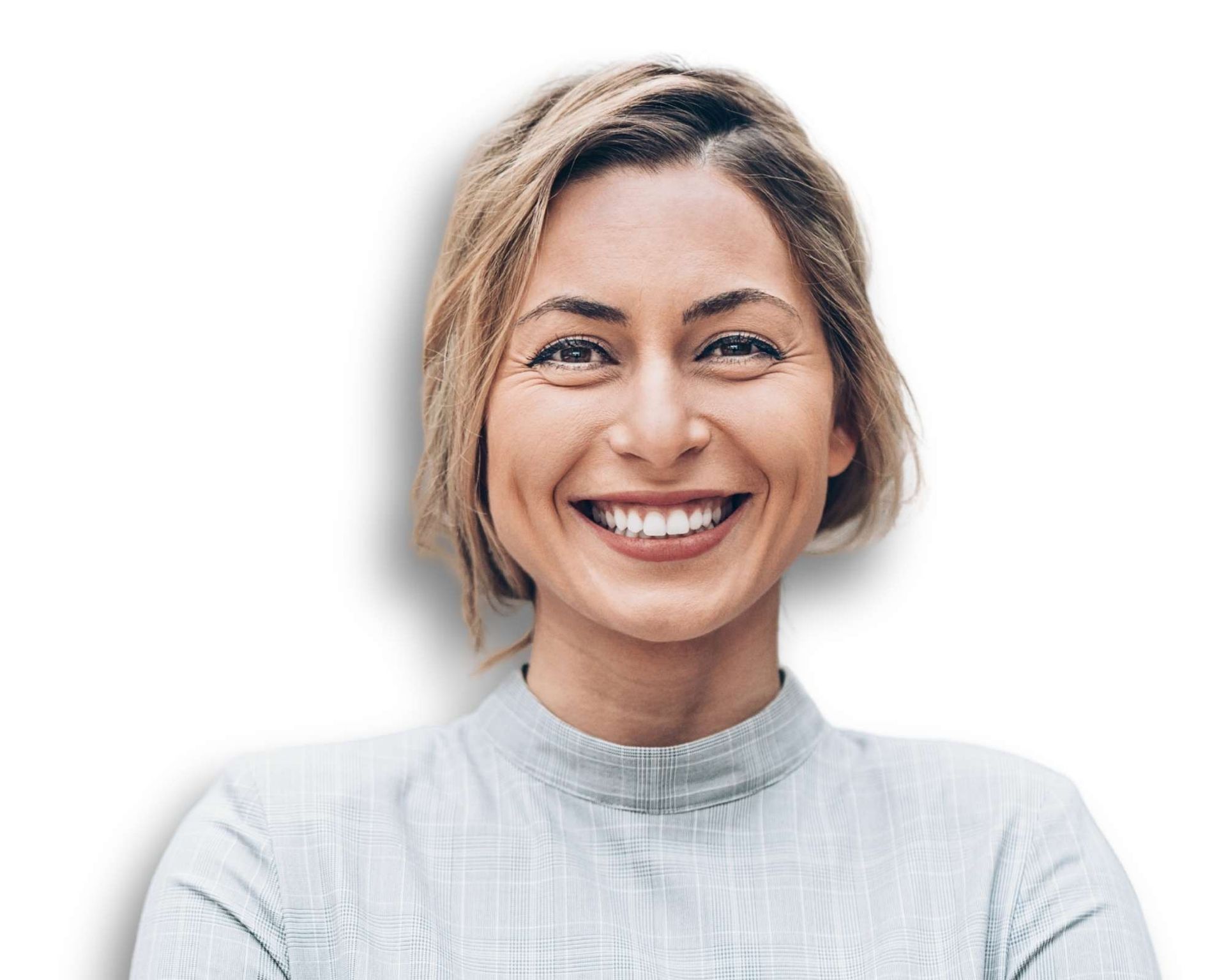Mulher com cabelo loiro curto sorri largamente, camisa azul clara sobre um fundo branco.