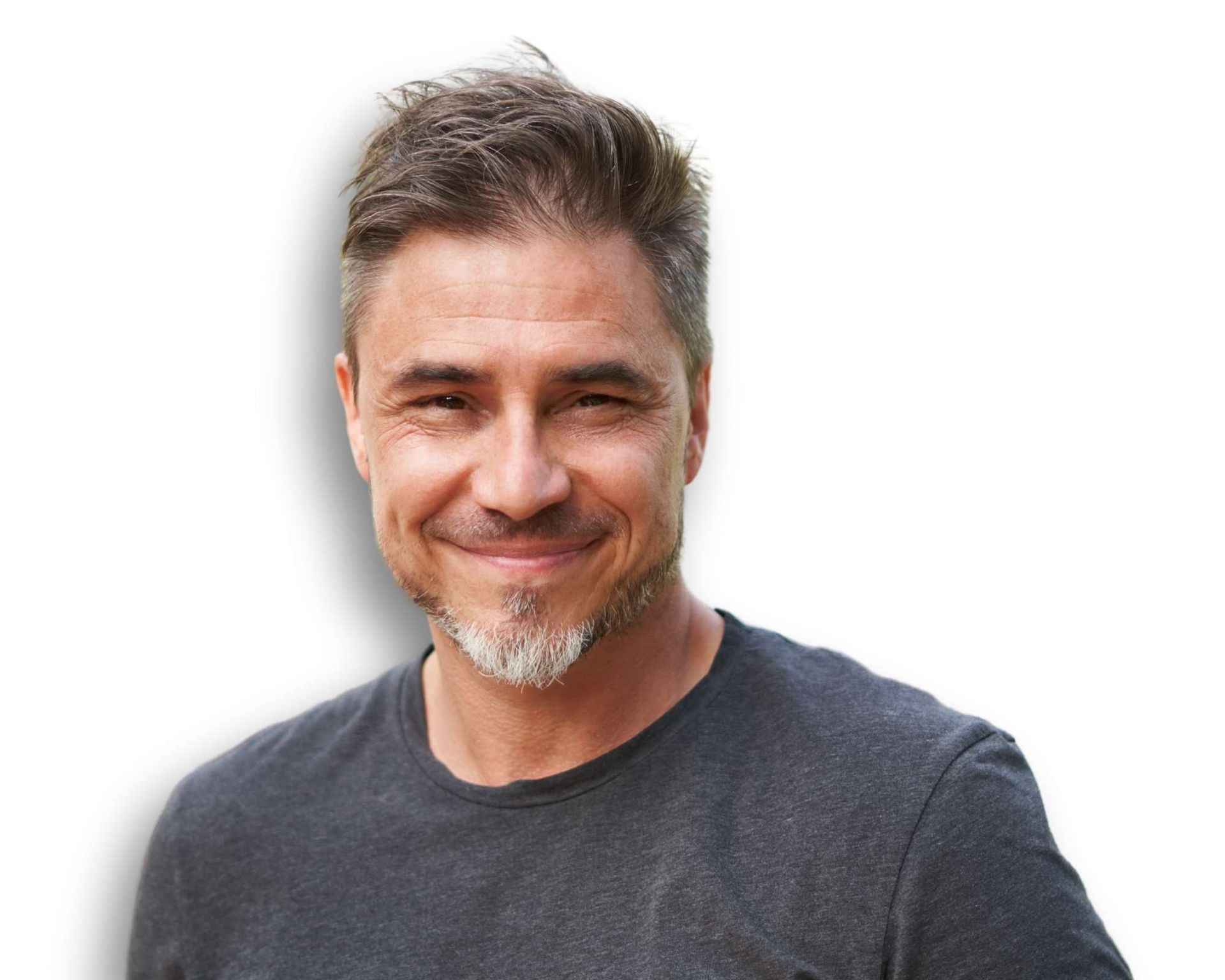 Homem sorridente com cabelos e barba grisalhos, vestindo uma camiseta escura.