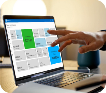 A mão de uma pessoa está apontando para uma tela de laptop com um quadrado verde nela