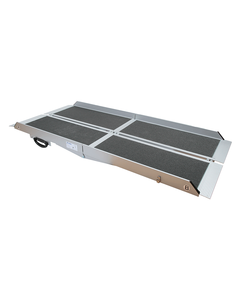 Sammenklappelig kørestolsrampe i aluminium. Sølvmetal med fire sorte, teksturerede paneler.