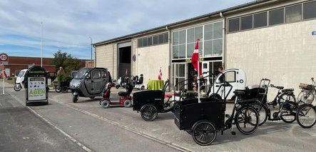 Sort Mercedes Sprinter varevogn med anhænger, logo 