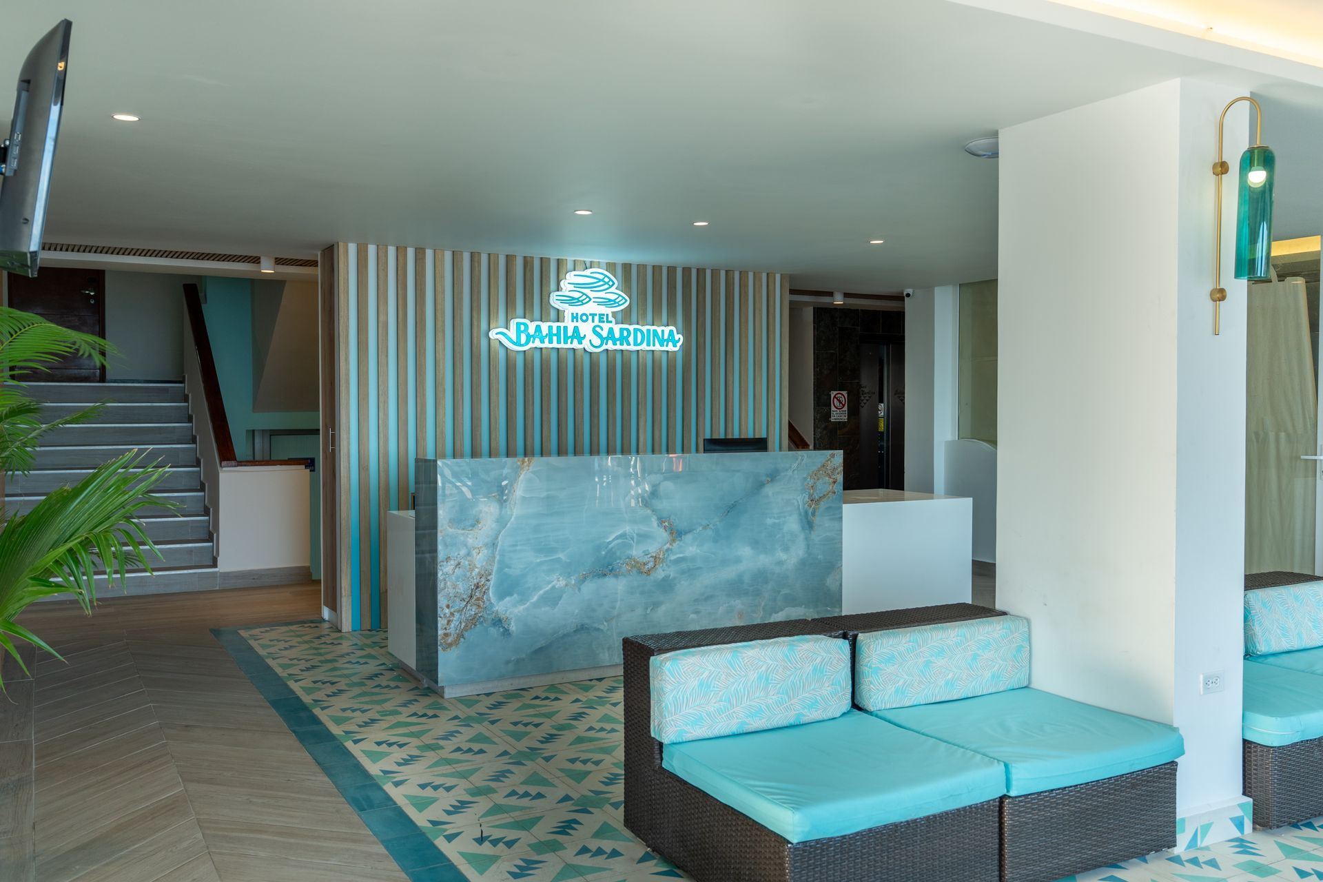 Habitación del Hotel Bahía Sardina en San Andrés con aire acondicionado, descanso clave para viajar sin estrés