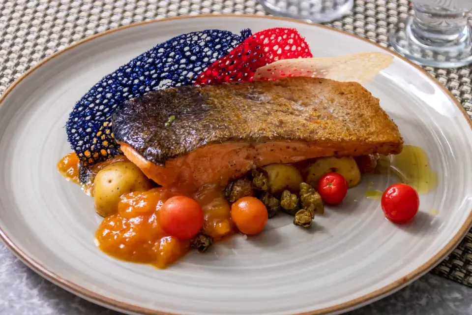Plato de pescado en San Andrés, gastronomía local para familias cerca del Hotel Bahía Sardina.