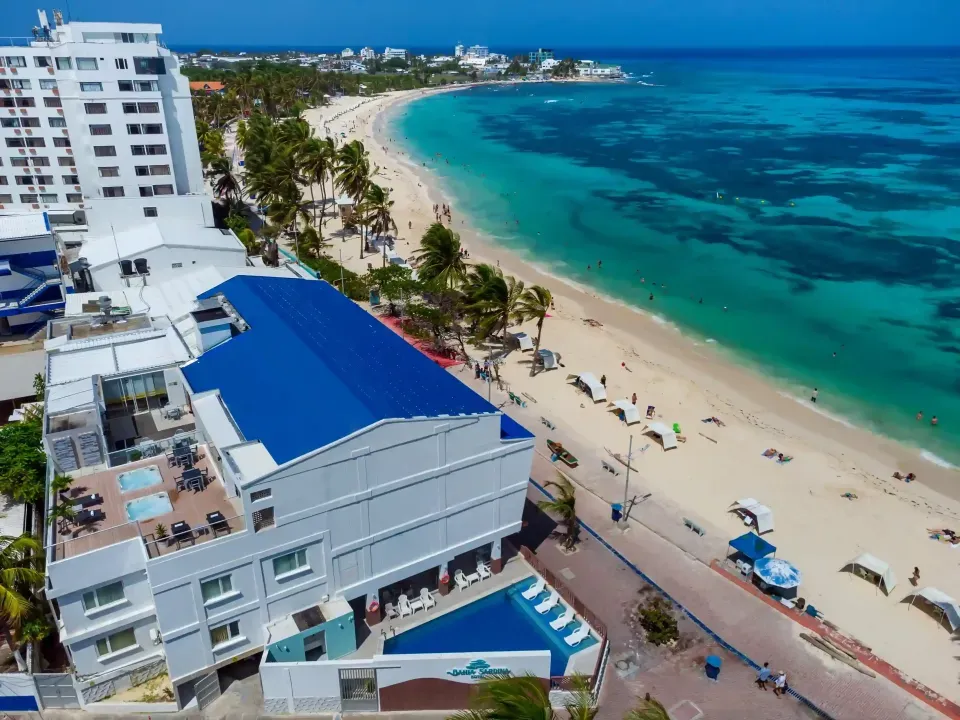 Fachada del Hotel Delamar en San Andrés frente a la playa principal, ideal para vacaciones en pareja o familia con vista directa al mar Caribe.
