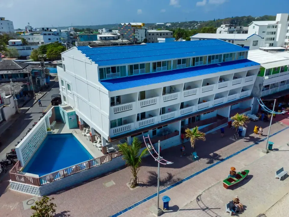 Vista aérea del Hotel Delamar mostrando su piscina y ubicación privilegiada en la peatonal de San Andrés, a pocos pasos del mar.