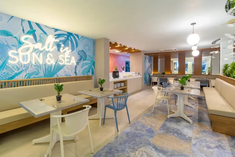 Zona interior del Hotel Bahía Sardina en San Andrés, espacio cómodo para organizar tu llegada sin afanes.