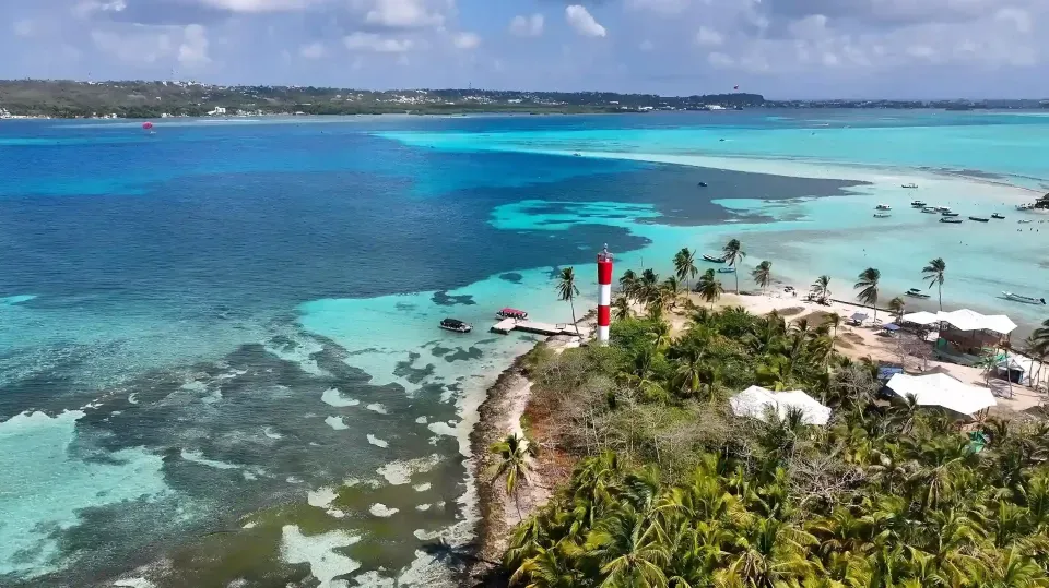 Panorámica del mar de San Andrés cerca de Playa Spratt Bight, elegir hotel frente al mar mejora la experiencia.