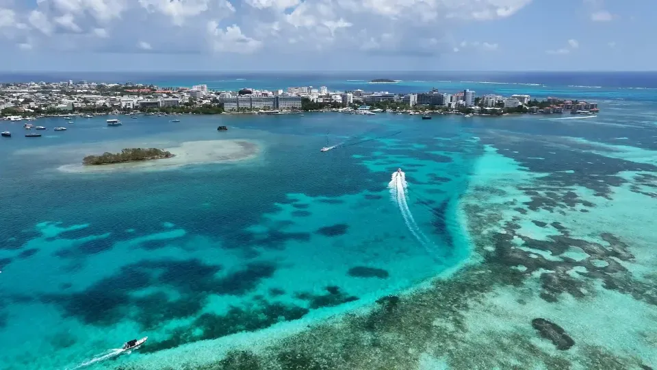 Paisaje panorámico de San Andrés con su mar de 7 colores, perfecto para disfrutar desde el Hotel Delamar y recorrer la isla en plan turístico.