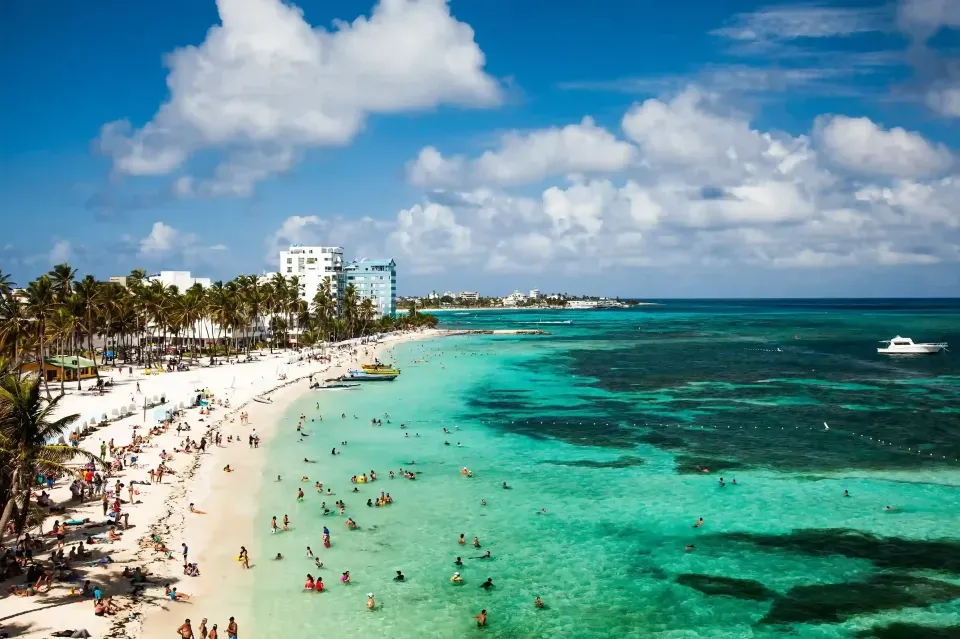 Panoramic view of San Andrés beaches with turquoise sea and white sand along the coast