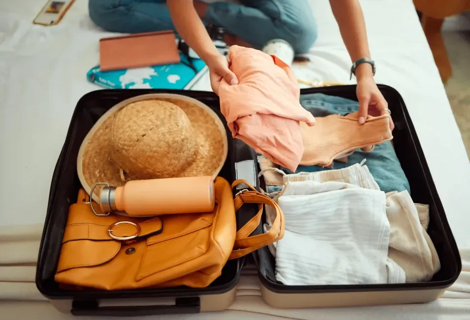 Qué llevar a San Andrés: checklist de equipaje para viajeros alojados en Hotel Bahía Sardina, ropa ligera, protector solar y documentos.