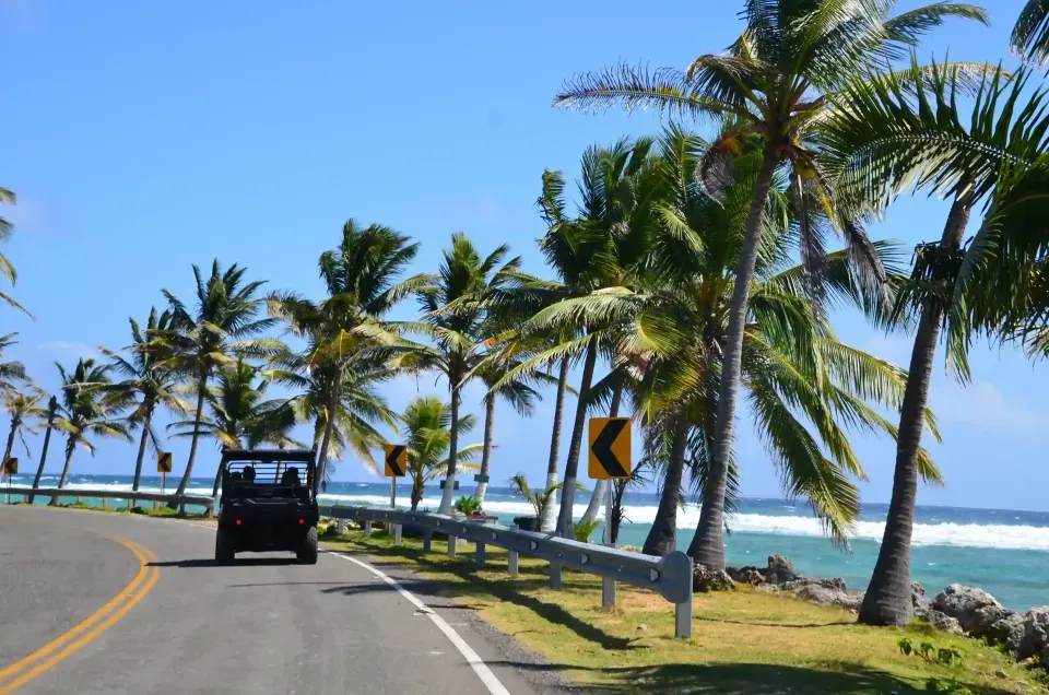 Ruta en carrito por la circunvalar de San Andrés, rodeada de palmeras y vista al mar, uno de los planes imperdibles para huéspedes del Hotel Delamar.