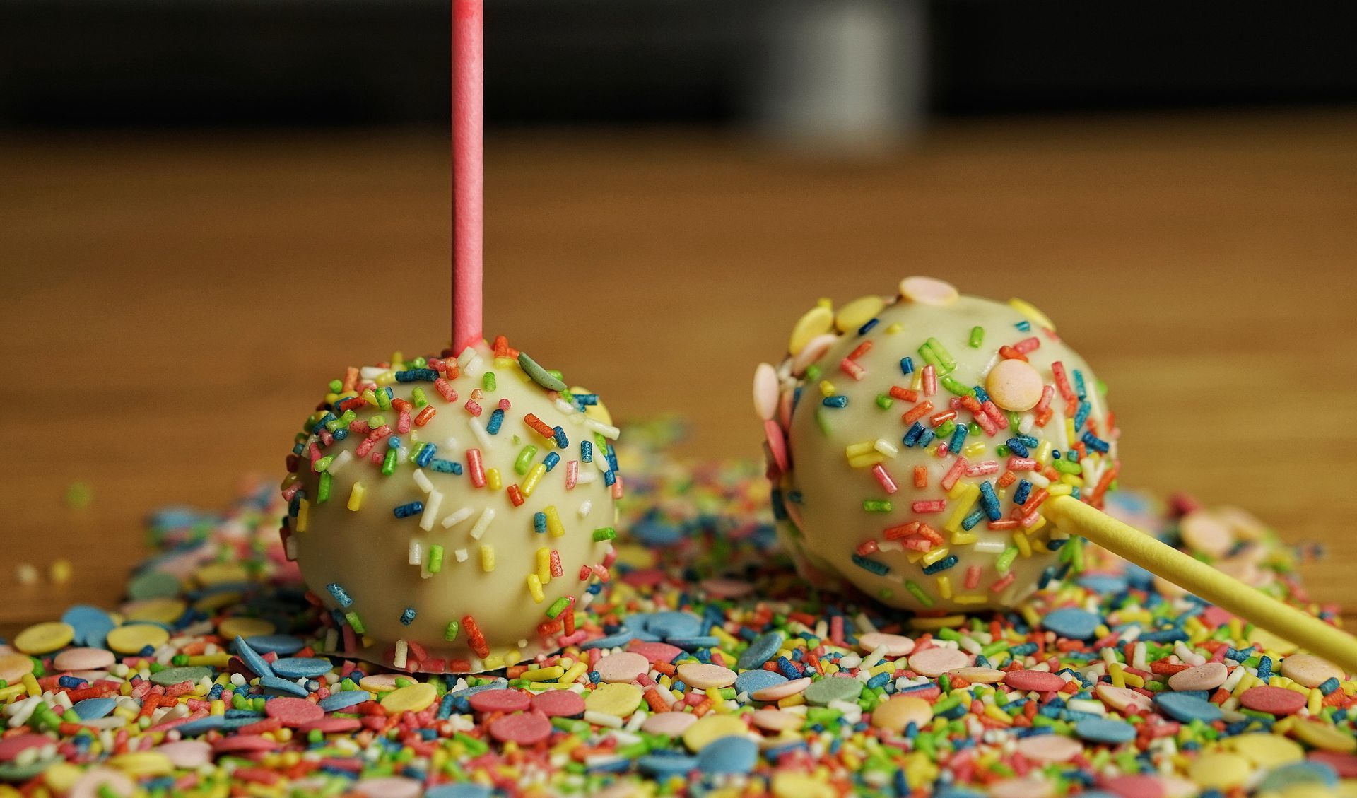 confetti-cakepops confetti-cakepops