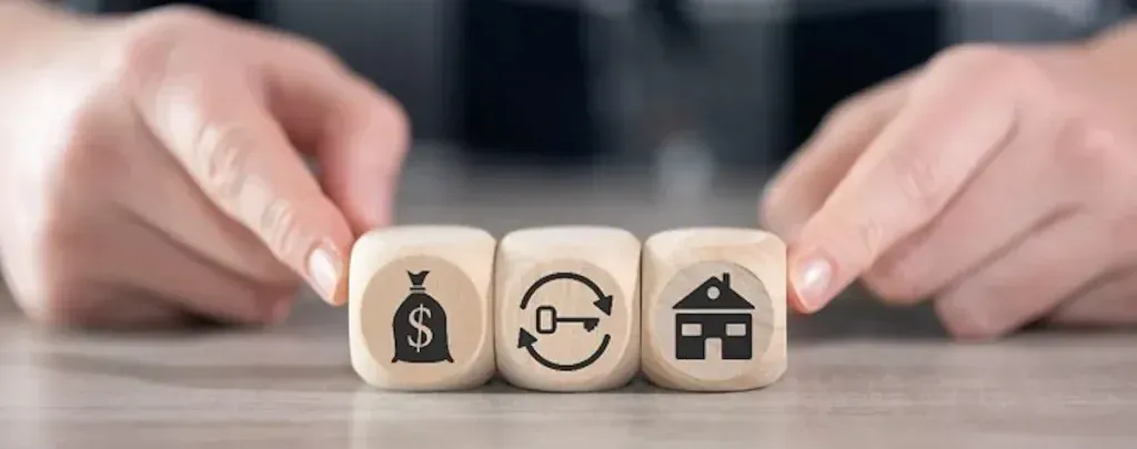 A person is holding wooden cubes with icons on them. Erfenis.