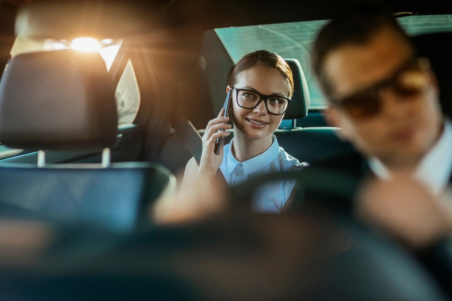 DONNA IN AUTO AL TELEFONO