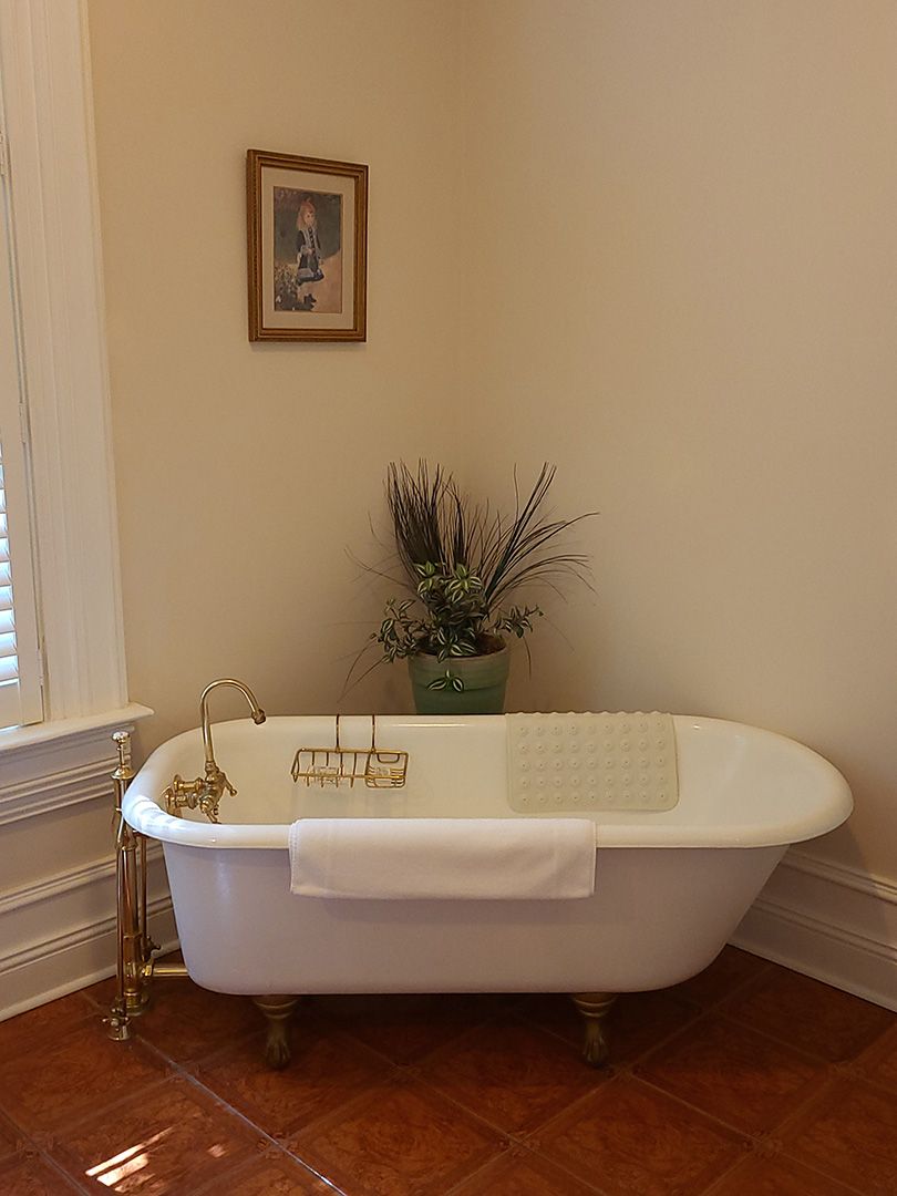monroe-bathtub