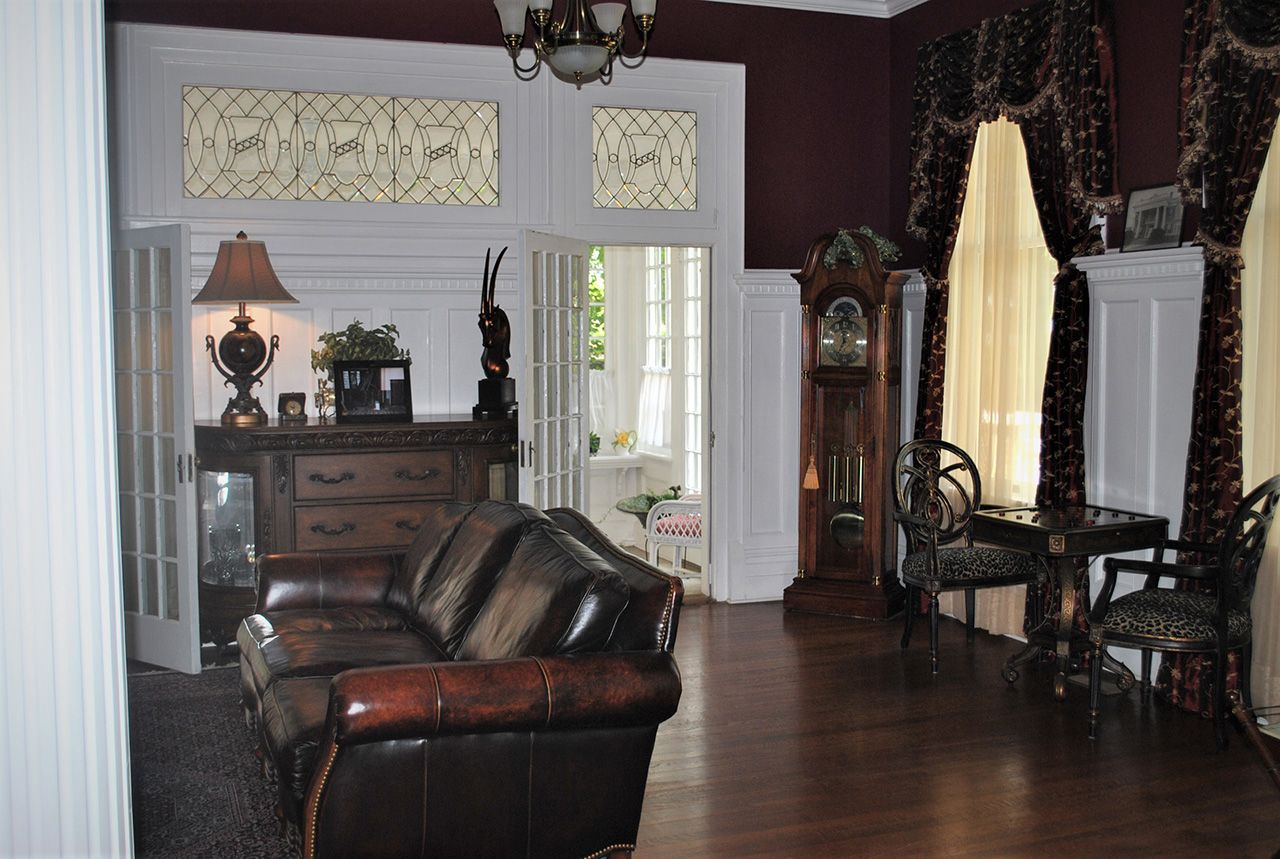 gentlemens-parlor