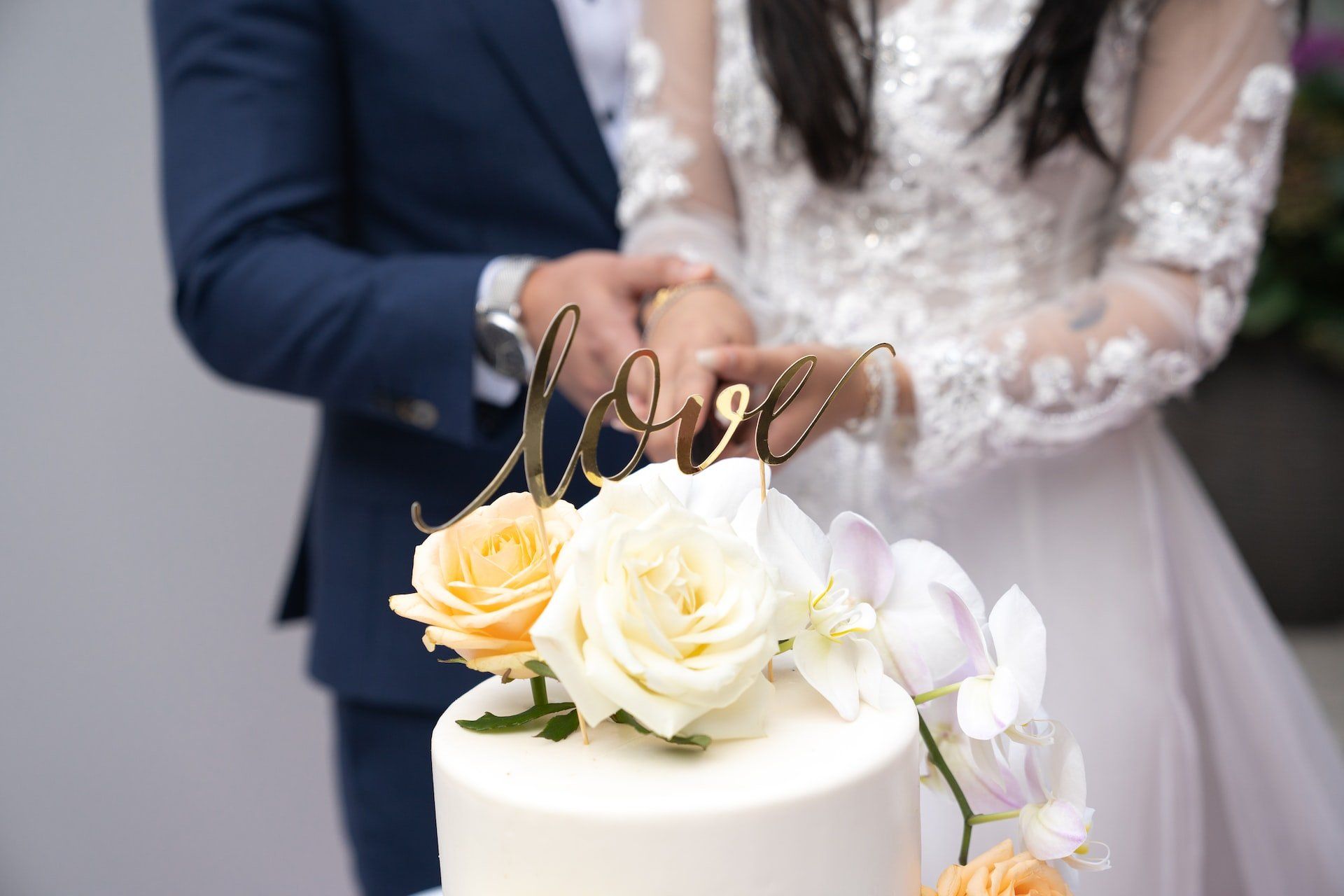couple-cutting-wedding-cake