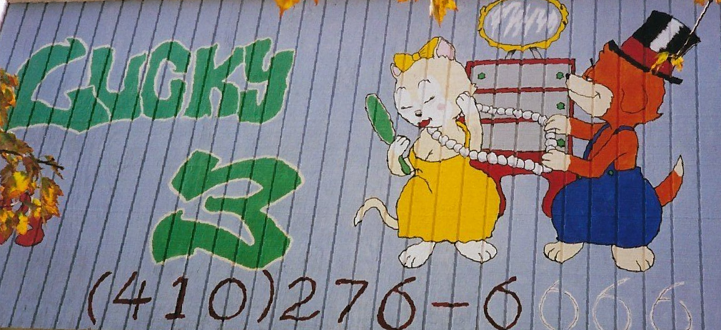 A sign that says ' lucky 3 ' on it