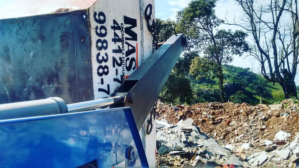 Caçamba estacionária cheia de entulho de construção