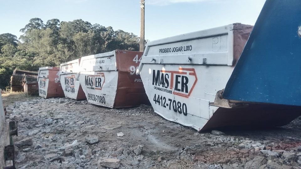 Caçamba de resíduos posicionada na área externa de um prédio comercial